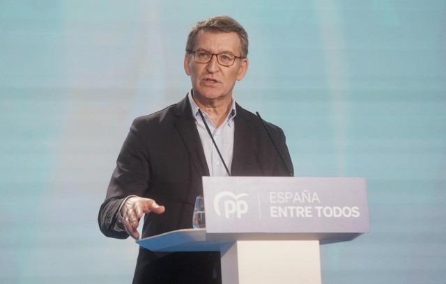 Archivo - El presidente del Partido Popular, Alberto Núñez Feijóo, interviene durante el acto de presentación de los candidatos a los municipios de más de 20.000 habitantes de Andalucía en el Hotel Barceló Renacimiento, a 12 de febrero de 2023 en Sevilla