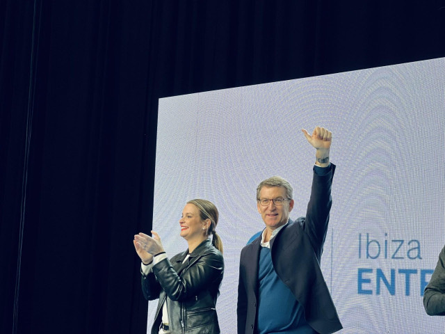 El presidente del PP nacional, Alberto Núñez Feijóo, con la presidenta del PP de Baleares, Marga Prohens, en Ibiza