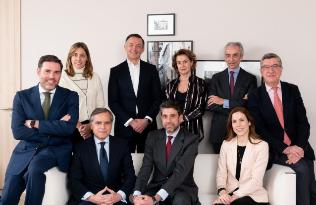 El equipo de dirección de Kreab: Fila 1: Pablo Zamorano; Conchita Lucas; Eugenio Martínez Bravo; Teresa Lloret; Miguel Ferre, y Antonio San José. Fila 2: Miguel Ángel Aguirre; Miguel Alba y Cristina Fontgivell