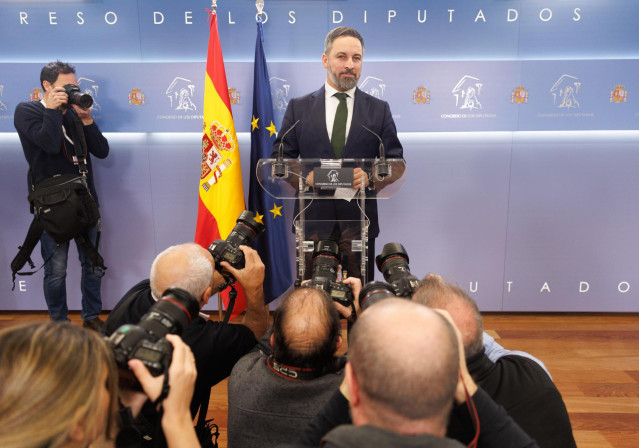 El líder de VOX, Santiago Abascal (c), comparece tras registrar su segunda moción de censura