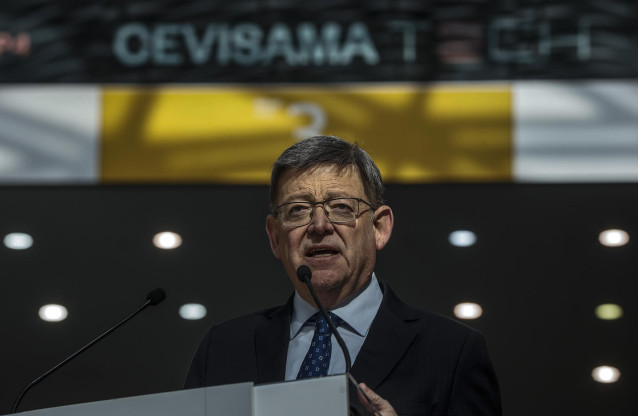 El presidente de la Generalitat valenciana, Ximo Puig, interviene durante la inauguración de la feria Cevisama 2023, en la Feria de Valencia, a 27 de febrero de 2023, en Valencia, Comunidad Valenciana (España).