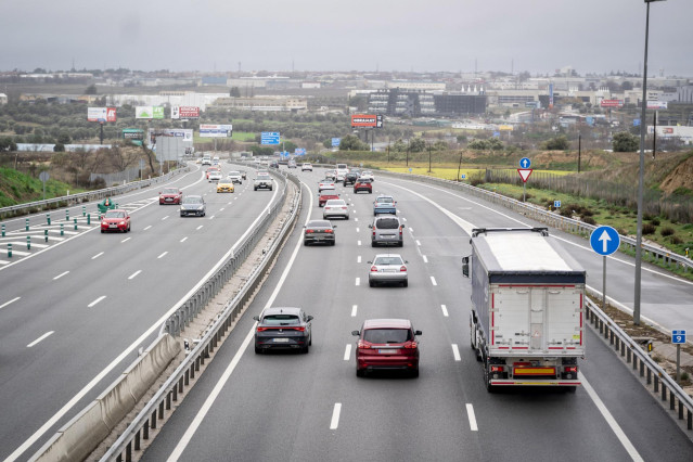 Archivo - Varios coches circulan por la autovía del Suroeste, A-5, a 8 de enero de 2023, en Madrid (España).