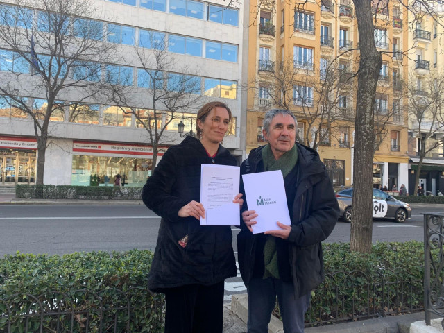 La portavoz de Más Madrid en la Asamblea, Mónica García, junto con el diputado Eduardo Gutiérrez, a las puertas de la Consejería de Hacienda.
