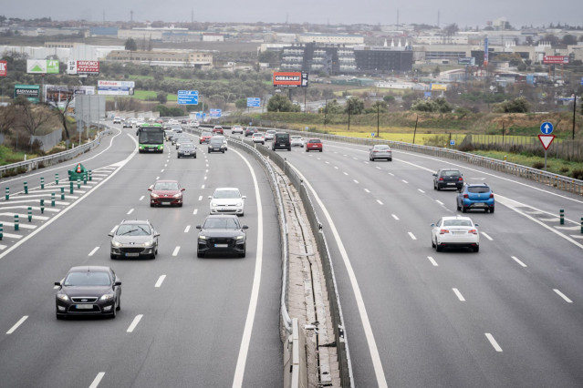 Archivo - Varios coches circulan por la autovía del Suroeste, A-5, a 8 de enero de 2023, en Madrid (España).