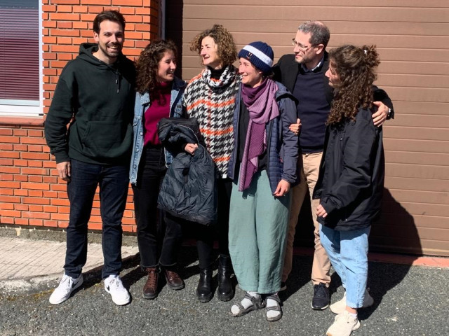 Ana Baneira junto a sus familiarias en su llegada este lunes a Galicia.
