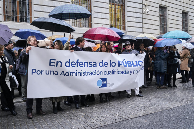 Archivo - Varios inspectores de Hacienda con una pancarta en la que se lee: 'En defensa de los público', durante una manifestación ante la puerta del Ministerio de Hacienda y Función Pública, a 14 de diciembre de 2022, en Madrid (España). La Asociación de