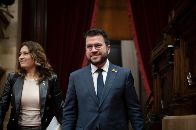 La consellera de la Presidencia, Laura Vilagrà y el presidente de la Generalitat, Pere Aragonès, llegan a una sesión de control en el Parlament de Catalunya, a 8 de febrero de 2023, en Barcelona, Catalunya (España). Durante el pleno, se debate una proposi