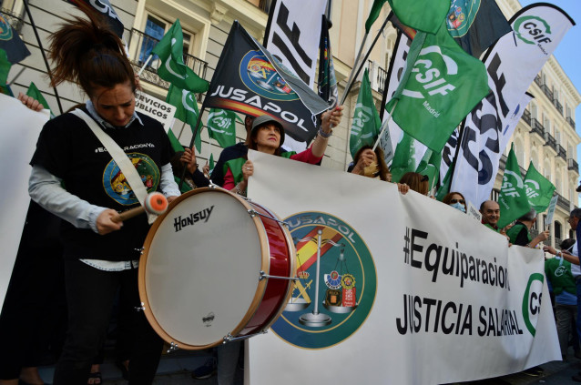 Archivo - Varias personas en una protesta de CSIF y Jusapol