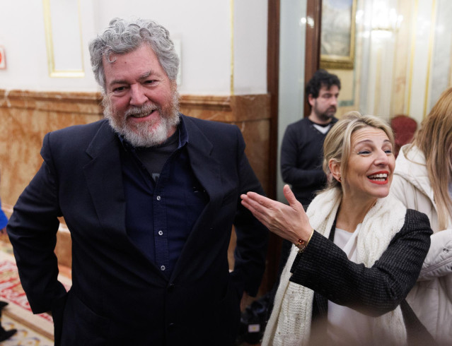 El diputado de Unidas Podemos y coordinador de Alianza Verde, Juantxo López de Uralde y la vicepresidenta segunda y ministra de Trabajo y Economía Social, Yolanda Díaz, durante una sesión plenaria, a 9 de febrero de 2023, en Madrid (España).