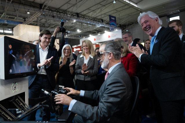 El Rey Felipe VI durante su visita privada en el Mobile World Congress 2023