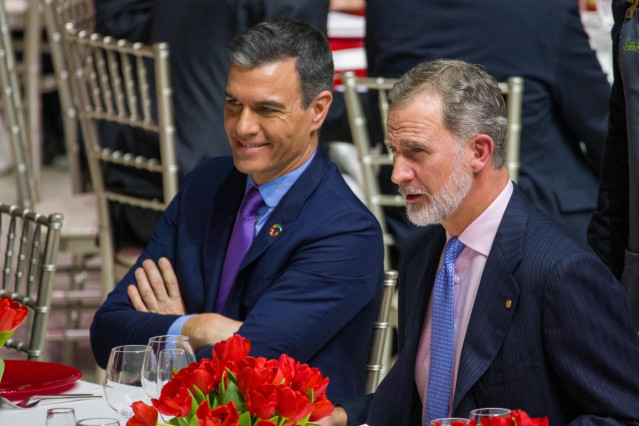 (I-D) El presidente del Gobierno, Pedro Sánchez, y el Rey de España, Felipe VI, interviene durante la cena oficial del MWC Barcelona 2023, en el Museu Nacional d'Art de Catalunya (MNAC), a 26 de febrero de 2023, en Barcelona, Cataluña (España).