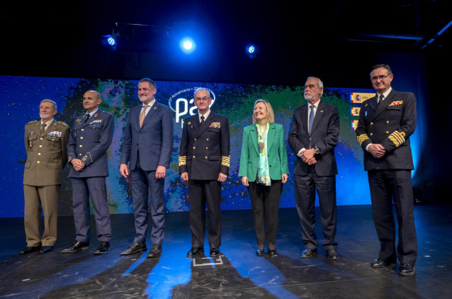 La secretaria de Estado de Defensa, María Amparo Valcarce (3d), y el JEMAD Teodoro Esteban López Calderón (4i), durante acto conmemorativo del 50 Aniversario del lanzamiento del Satélite PAZ, a 27 de febrero de 2023, en Madrid (España).