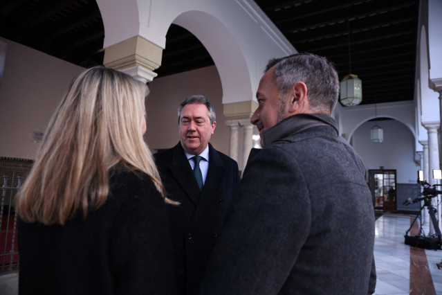 El secretario general del PSOE-A, Juan Espadas, antes del comienzo del pleno institucional del Parlamento andaluz con motivo del Día de Andalucía, a 28 de febrero de 2023 en Sevilla.