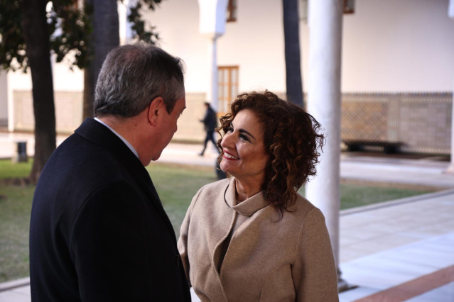 La vicesecretaria general del PSOE y ministra de Hacienda, María Jesús Montero junto al secretario general del PSOE-A, Juan Espadas antes del comienzo del pleno institucional del Parlamento andaluz con motivo del Día de Andalucía, a 28 de febrero de 2023
