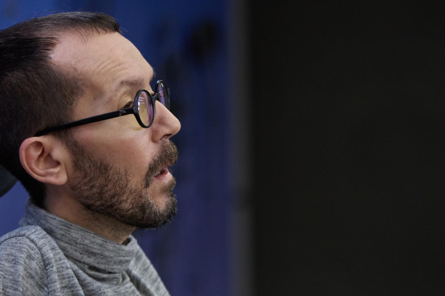 El portavoz de Unidas Podemos en el Congreso, Pablo Echenique, durante una rueda de prensa anterior a la reunión de la Junta de Portavoces, en el Congreso de los Diputados, a 28 de febrero de 2023, en Madrid (España).