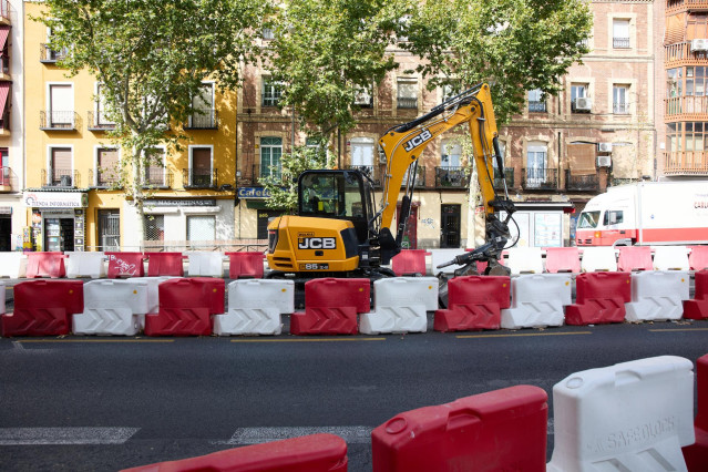 Archivo - Una grúa en una obra, a 10 de agosto de 2022, en Madrid
