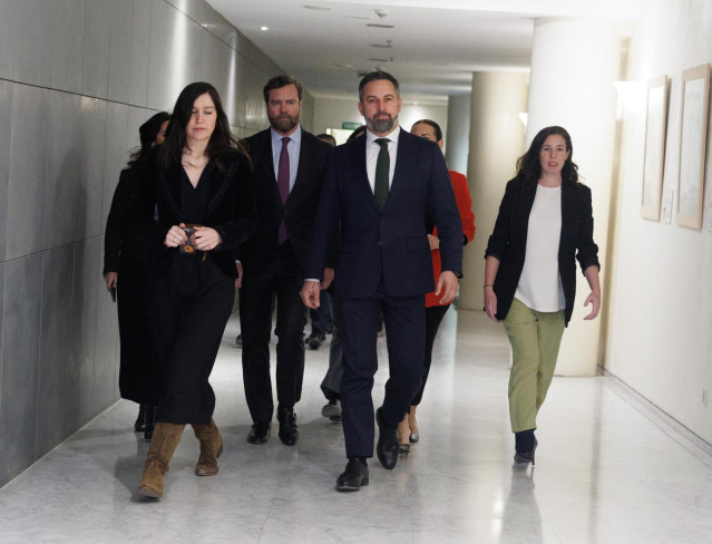 El líder de VOX, Santiago Abascal (c) y en la segunda fila, el portavoz parlamentario de la formación en el Congreso, Iván Espinosa de los Monteros, a su llegada para registrar el texto de la segunda moción de censura dirigida contra el actual presidente