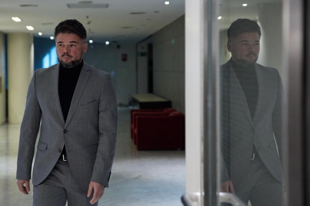 El portavoz de ERC en el Congreso, Gabriel Rufián, interviene durante una rueda de prensa anterior a la reunión de la Junta de Portavoces, en el Congreso de los Diputados, a 28 de febrero de 2023, en Madrid (España).