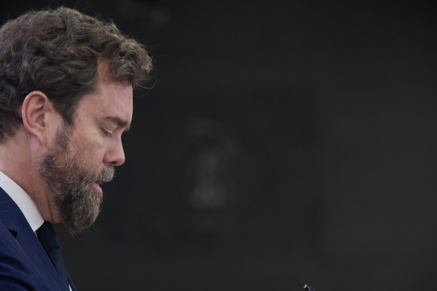 El portavoz de Vox en el Congreso, Iván Espinosa de los Monteros, interviene durante una rueda de prensa anterior a la reunión de la Junta de Portavoces