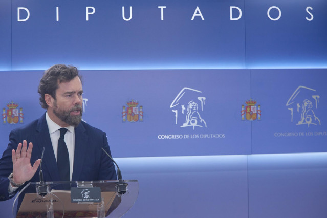 El portavoz de Vox en el Congreso, Iván Espinosa de los Monteros, interviene durante una rueda de prensa anterior a la reunión de la Junta de Portavoces, en el Congreso de los Diputados