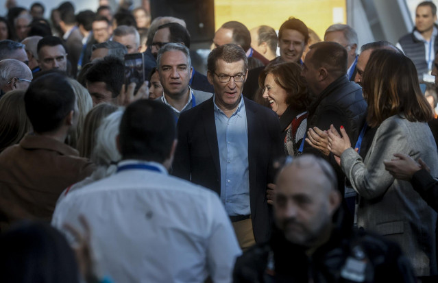 El presidente del Partido Popular, Alberto Núñez Feijóo (c), con el coordinador del PP nacional, Elías Bendodo, en una imagen de archivo.