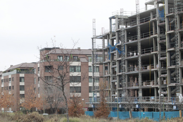 Archivo - Obras de vivienda en una imagen de archivo.