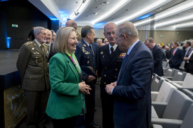 La secretaria de Estado de Defensa, María Amparo Valcarce junto al JEMAD, almirante general Teodoro López Calderón, durante acto conmemorativo del 50 Aniversario del lanzamiento del Satélite PAZ