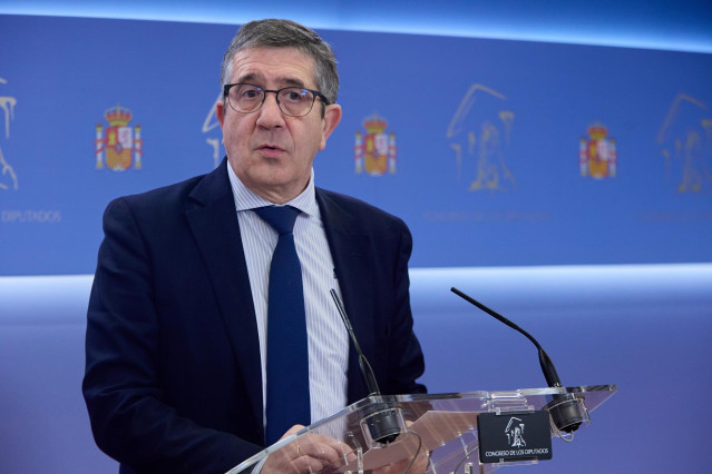 El portavoz del PSOE en el Congreso, Patxi López, en una rueda de prensa