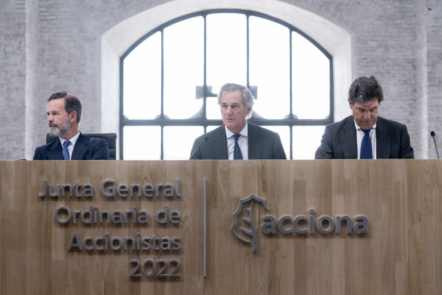 Archivo - (I-D) El vicepresidente de Acciona, Juan Ignacio Entrecanales; el presidente de Acciona, José Manuel Entrecanales, y el secretario general de Acciona, Jorge Vega-Penichet