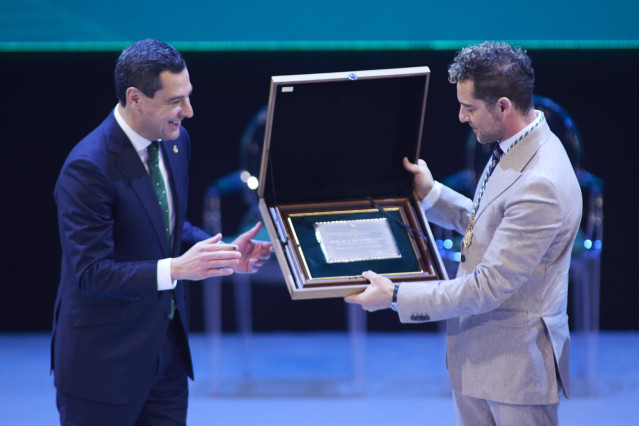 El cantante David Bisbal, este martes en el momento de recibir el título de Hijo Predilecto de Andalucía de manos del presidente de la Junta de Andalucía, Juanma Moreno.