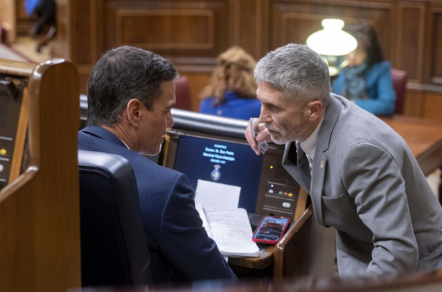 Archivo - El presidente del Gobierno, Pedro Sánchez, y el ministro el Interior, Fernando Grande-Marlaska, en el Pleno del Congreso de los Diputados, a 24 de enero de 2023, en Madrid (España). Sánchez ha informado hoy de los Consejos Europeos celebrados lo