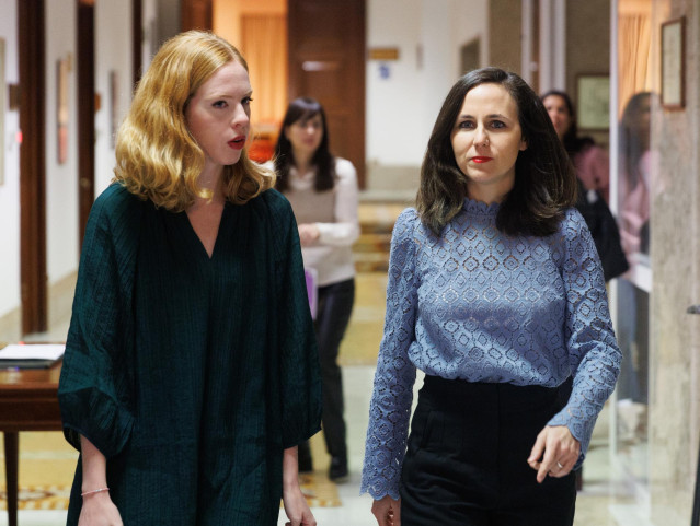 La secretaria de Estado para la Agenda 2030, Lilith Verstrynge (i) y la ministra de Derechos Sociales y Agenda 2030, Ione Belarra (d), en el Congreso de los Diputados, a 22 de febrero de 2023, en Madrid (España).