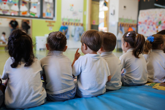 Archivo - Varios niños en la guardería de la base ‘Príncipe’ de Paracuellos de Jarama (Madrid)
