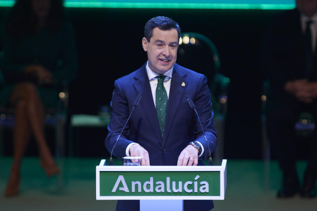 El presidente de la Junta de Andalucía, Juanma Moreno, interviene durante el acto institucional de entrega de los títulos de Hijo Predilecto y las Medallas de Andalucía con motivo del 28-F en el Teatro de la Maestranza, a 28 de febrero de 2023 en Sevilla,