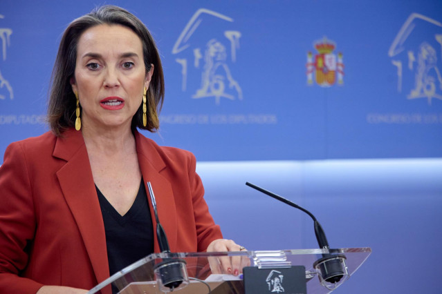 La portavoz del PP en el Congreso, Cuca Gamarra, durante una rueda de prensa posterior a la reunión de la Junta de Portavoces, en el Congreso de los Diputados, a 28 de febrero de 2023, en Madrid (España).