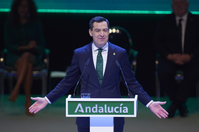 El presidente de la Junta de Andalucía, Juanma Moreno, este martes en un momento de su intervención en el acto institucional por el Día de Andalucía en el Teatro de la Maestranza.