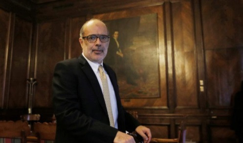 Archivo -    El ministro de Hacienda de Chile, Rodrigo Valdés, renunció el jueves a su cargo en medio de diferencias con la mandataria Michelle Bachelet tras el rechazo de un millonario proyecto minero, en una de las peores crisis que golpea al Gobierno a