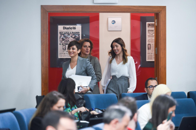 (I-D) La ministra Portavoz y de Política Territorial, Isabel Rodríguez; la vicepresidenta tercera del Gobierno de España y ministra para la Transición Ecológica y el Reto Demográfico, Teresa Ribera y la ministra de Igualdad, Irene Montero, a su llegada a