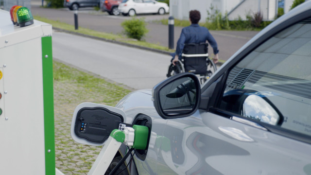 Archivo - Coche, movilidad, agenda urbana, vehículo eléctrico, repostar, carga, recarga, energía