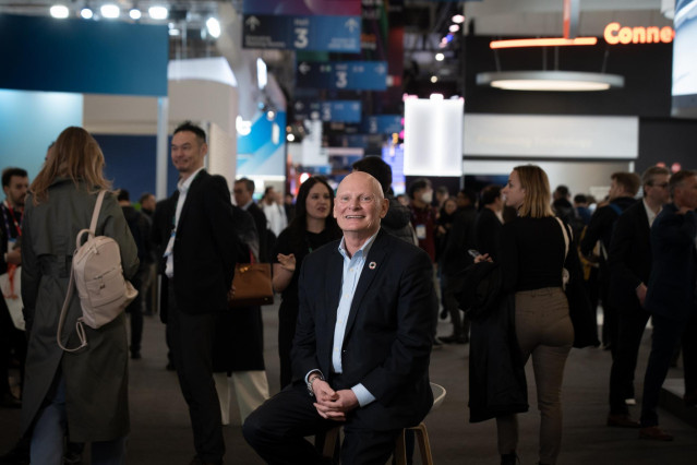 El ceo de GSMA, John Hoffman, durante la entrevista con Europa Press en el MWC 2023.