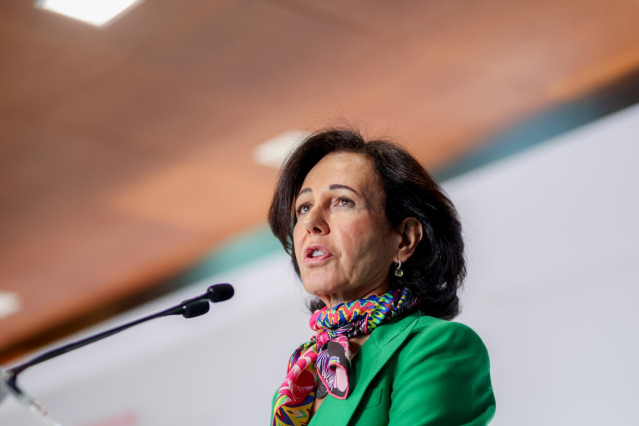 La presidenta de Banco Santander, Ana Botín, presenta los resultados del año 2022, en la Ciudad Grupo Santander de Boadilla del Monte, a 2 de febrero de 2023, en Boadilla del Monte, Madrid (España). Banco Santander obtuvo un beneficio atribuido récord de