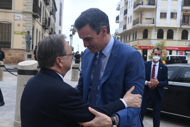 Archivo - El presidente del Gobierno, Pedro Sánchez, y el jefe del Ejecutivo ceutí, Juan Jesús Vivas