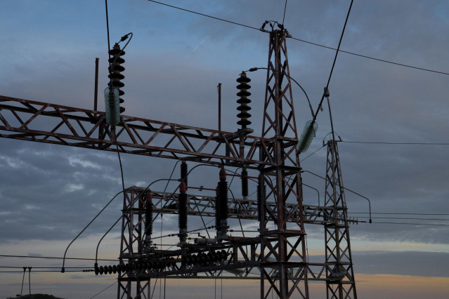 Archivo - Tendido eléctrico, a 31 de diciembre de 2022, en Barcelona, Cataluña (España).