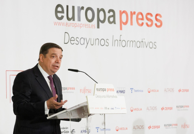 El ministro de Agricultura, Pesca, Alimentación y Medio Ambiente, Luis Planas, interviene durante un desayuno informativo de Europa Press, en el Rosewood Villa Magna