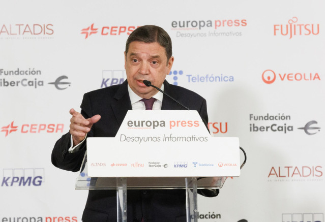 El ministro de Agricultura, Pesca y Alimentación, Luis Planas, interviene durante un desayuno informativo de Europa Press, en el Rosewood Villa Magna, a 1 de marzo de 2023, en Madrid (España).