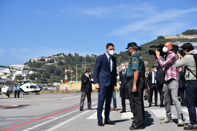 Archivo - El presidente del Gobierno, Pedro Sánchez saluda a un agente de Guardia Civil, a su llegada al Helipuerto de Ceuta, a 18 de mayo de 2021, en Ceuta (España).