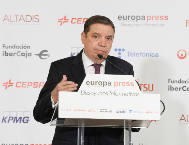 El ministro de Agricultura, Pesca y Alimentación, Luis Planas, interviene durante un desayuno informativo de Europa Press, en el Rosewood Villa Magna, a 1 de marzo de 2023, en Madrid (España).