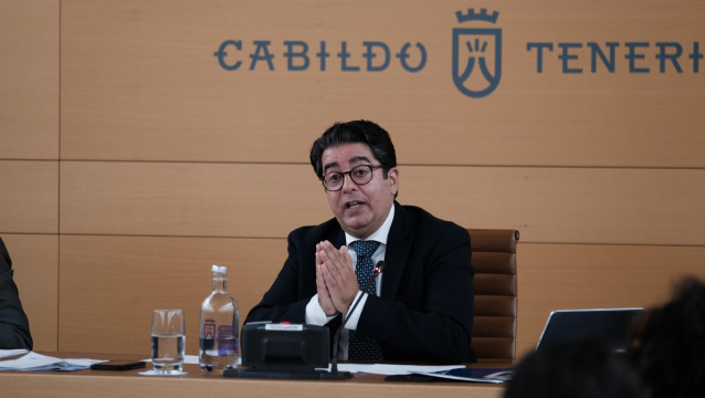 Archivo - El presidente del Cabildo de Tenerife, Pedro Martín, en un Pleno de la corporación
