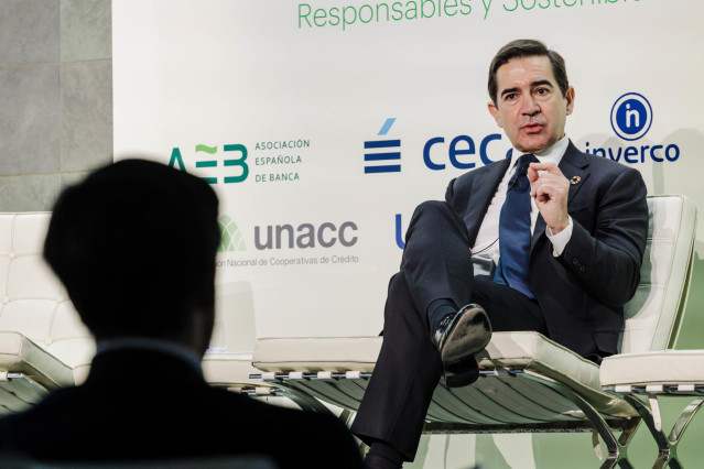 El presidente de BBVA, Carlos Torres Vila, interviene en la mesa redonda: 'Los bancos por la descarbonización de la economía', durante el encuentro Finresp 2023, en el Auditorio Rafael del Pino, a 1 de marzo de 2023, en Madrid (España).