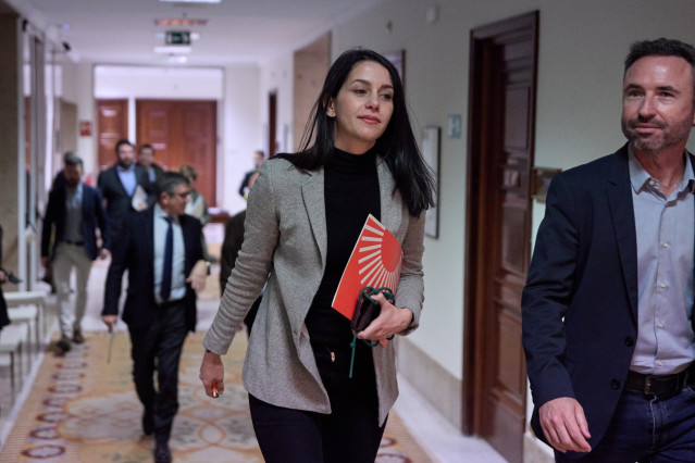 La portavoz de Ciudadanos en el Congreso, Inés Arrimadas, a su llegada a una reunión de la Junta de Portavoces, en el Congreso de los Diputados, a 28 de febrero de 2023, en Madrid (España).